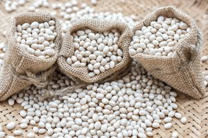 Closeup-white-beans-Navy-beans_shutterstock_401356291.jpg