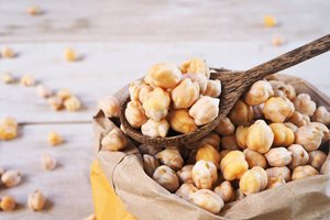 A-wooden-spoon-of-dried-chickpeas-on-a-chickpea-bag_shutterstock_449291566.jpg